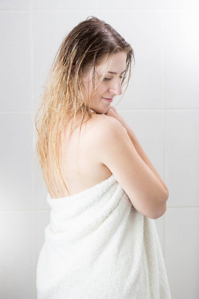 Ritratto di donna con capelli lunghi che pulisce dopo aver fatto la doccia
 - Foto, immagini