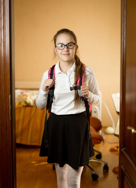 Cute uczennica z plecakiem, w odległości spaceru z jej sypialni scho - Zdjęcie, obraz