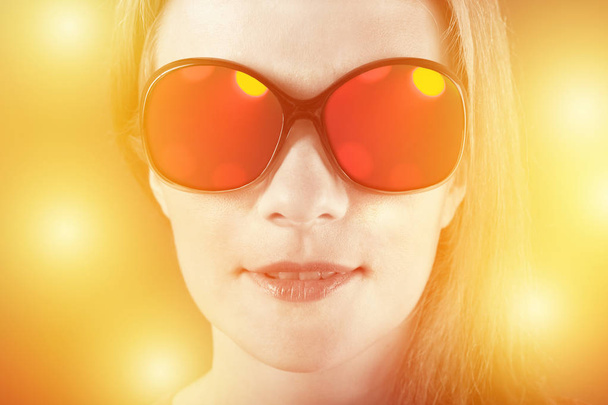 stupito ragazza in occhiali da sole con riflesso
 - Foto, immagini