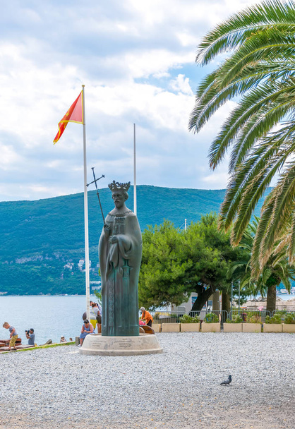 La estatua del rey Tvrtko se encuentra en la orilla de Herceg Novi
 - Foto, imagen