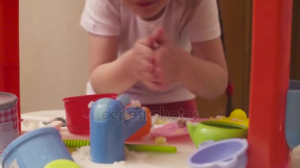 Mãos de menina brincando com pratos e comida
 - Filmagem, Vídeo