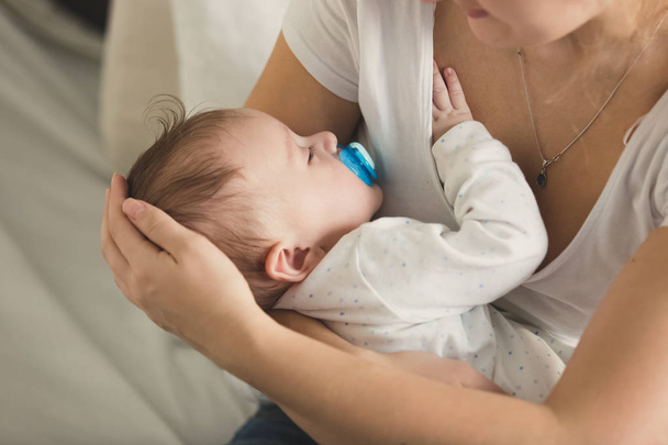 Imagen de primer plano de lindo bebé de 3 meses durmiendo
 - Foto, Imagen