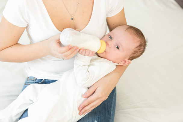 Portrait d'adorable bébé garçon buvant du lait au biberon
 - Photo, image