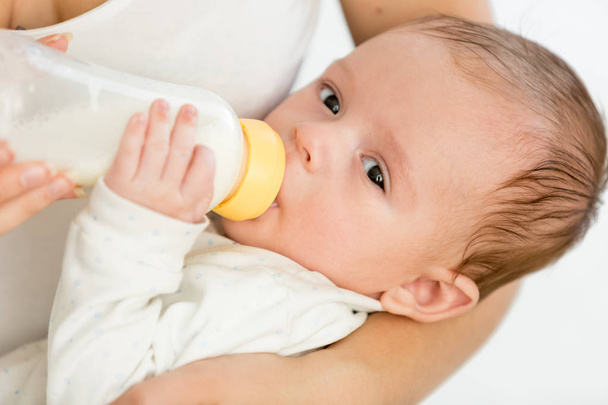 Anya, a 3 hónapos baba etetés üveg - Fotó, kép