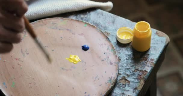 Крупный план кисти и краски на цветовой палитре для искусства
 - Кадры, видео