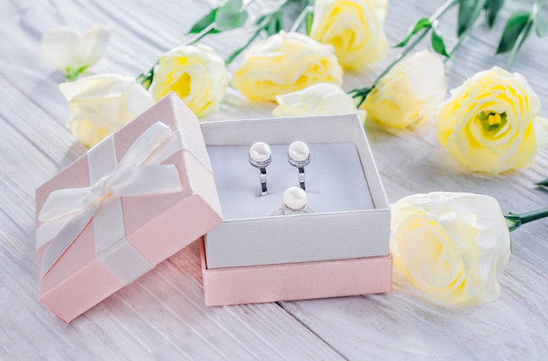Pearl earrings in the gift box - Фото, изображение