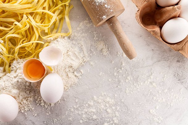 Tasty fresh appetizing raw pasta with flour and eggs  - Foto, imagen