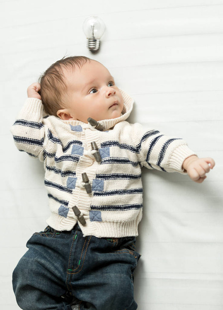 Retrato de bebé lindo con bombilla brillante
 - Foto, Imagen