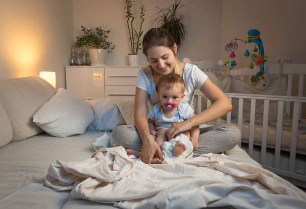 Görüntü bir anne bebeğine çocuk bezi değiştirme tonda - Fotoğraf, Görsel