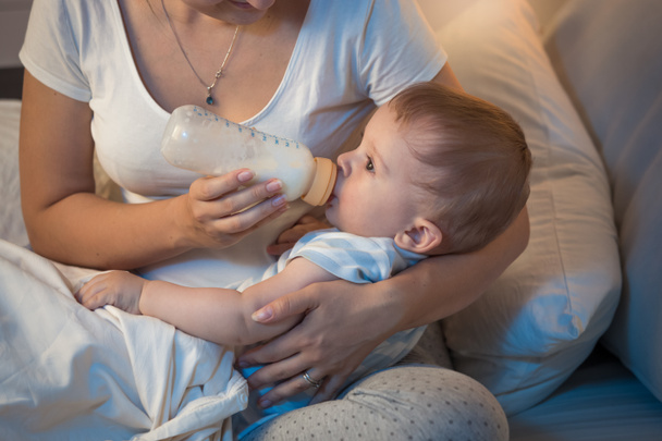 Lähikuva muotokuva kaunis vauva poika juo maitoa pullosta
 - Valokuva, kuva