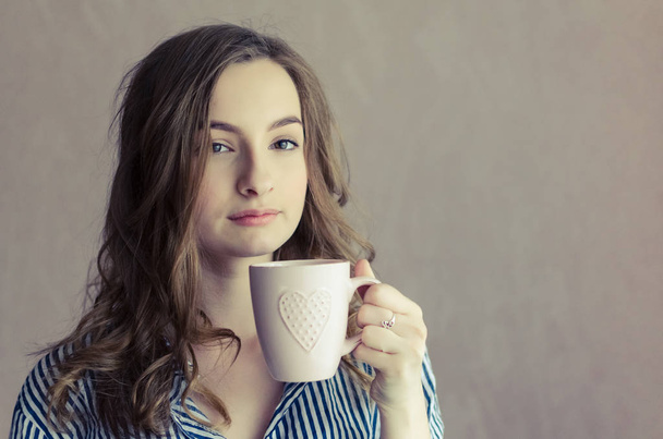 Mladá dívka ráno pít kávu nebo čaj - Fotografie, Obrázek
