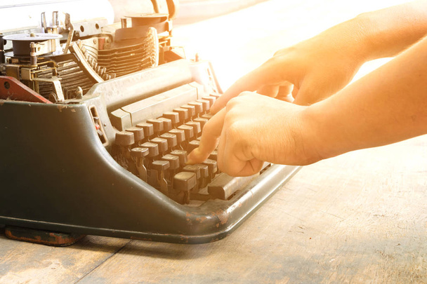 Máquina de escribir y mano humana
 - Foto, imagen