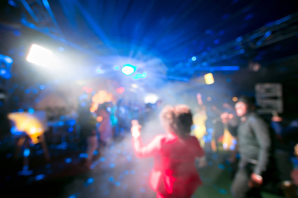 Luces coloridas borrosas dentro del club de música
 - Foto, imagen