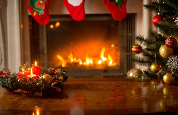 Fondo de Navidad con velas encendidas en mesa de madera en fro
 - Foto, Imagen