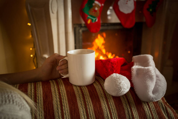 暖炉のそばでソファの上のお茶のカップのクローズ アップ画像 - 写真・画像