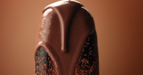 Schokoladeneis auf einem Stock und flüssige Schokolade darüber. verschiedene Schokoladentexturen - Filmmaterial, Video