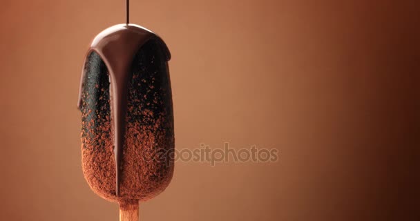 Schokoladeneis auf einem Stock und flüssige Schokolade darüber. verschiedene Schokoladentexturen - Filmmaterial, Video