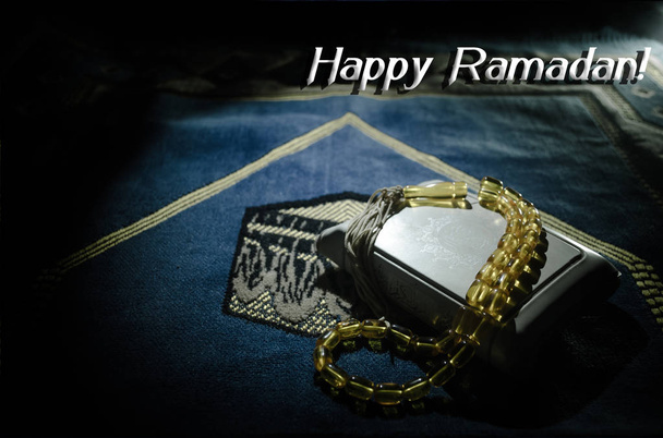 Szent Korán gyöngyökkel, egy ima-mat, muzulmán Tasbih az imádság gyöngyök láncolatát, muzulmánok és a Korán által hagyományosan használt. Ramadan ünnepek koncepció - Fotó, kép