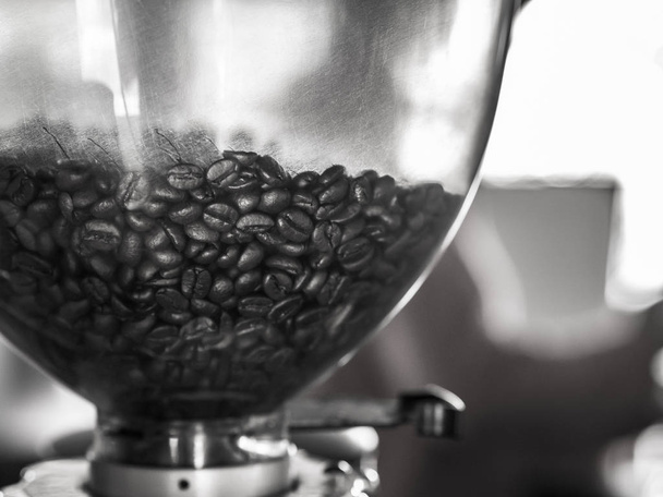 černobílý obrázek kávová zrna mlýnek na kávu v kavárně. - Fotografie, Obrázek