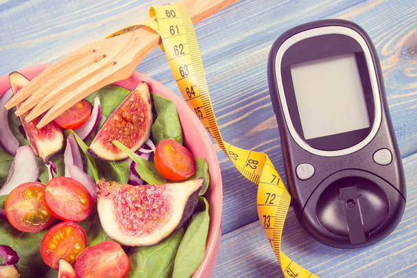 Винтажное фото, фруктовый и овощной салат с глюкометром и сантиметром, диабет, похудение и здоровое питание
 - Фото, изображение