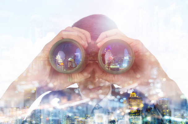 双眼鏡や都市の景観を持ったビジネスマン - 写真・画像