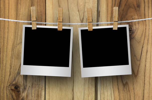 Molduras de fotos em branco com clothespins
 - Foto, Imagem