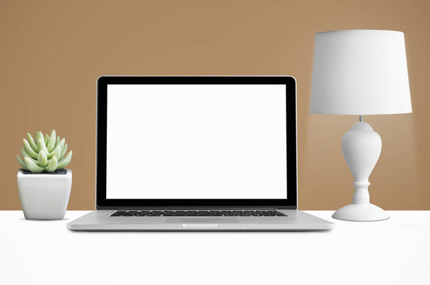 Ноутбук и лампа с кактусом на столе
   - Фото, изображение