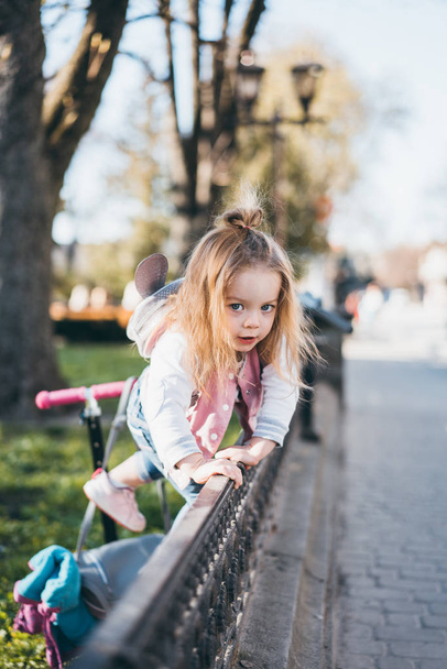 Little girl on the street - Фото, изображение