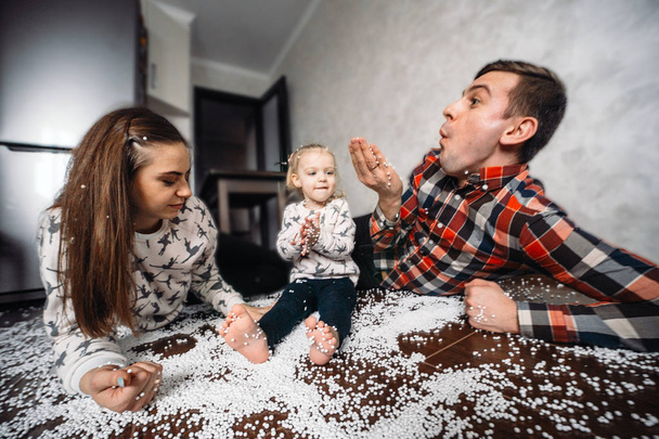 Šťastná rodina hrát spolu na podlaze - Fotografie, Obrázek