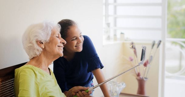 Generationen-Lücke glückliche alte Frau und Enkelin machen Selfie - Foto, Bild