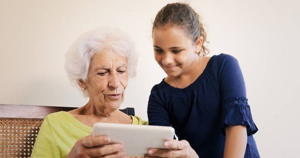 インターネットのタブレットを使用するには、少し女の子教育祖母方法 - 写真・画像