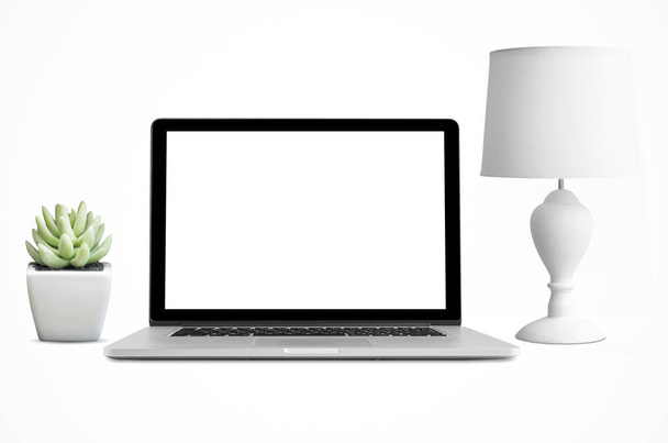 Ноутбук и лампа с кактусом на столе
   - Фото, изображение