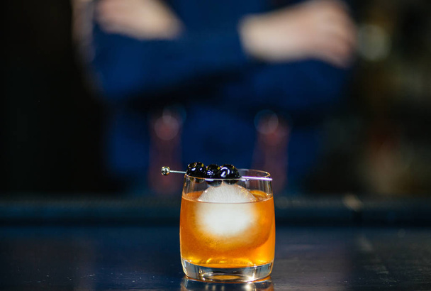 Bartender with cocktail at bar. - Zdjęcie, obraz