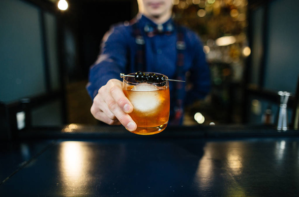 Bartender with cocktail at bar. - Foto, imagen