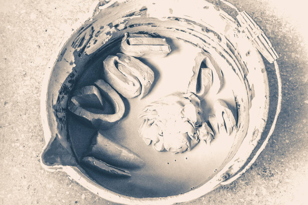粘土作品をバケツの水に浸す - 写真・画像