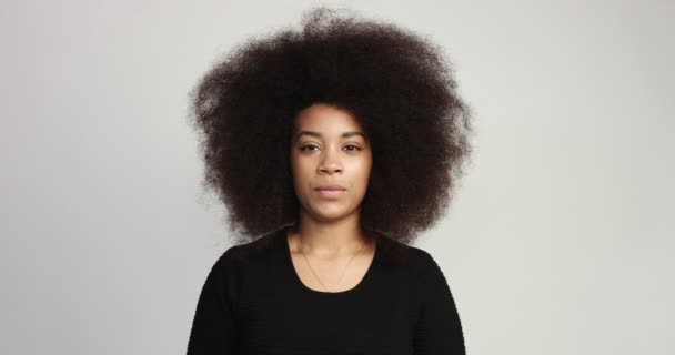 beuayt zwarte vrouw met een enorme afro haar plezier glimlachend en het aanraken van haar haren - Video
