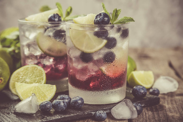 Blueberry mojito on rustic wood background - Foto, afbeelding