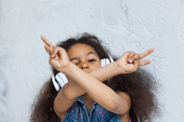 アフロかわいい女の子の家で音楽を聴く - 写真・画像