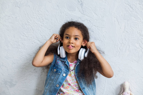Χαριτωμένο κορίτσι Αφρο στο σπίτι, ακούγοντας μουσική - Φωτογραφία, εικόνα