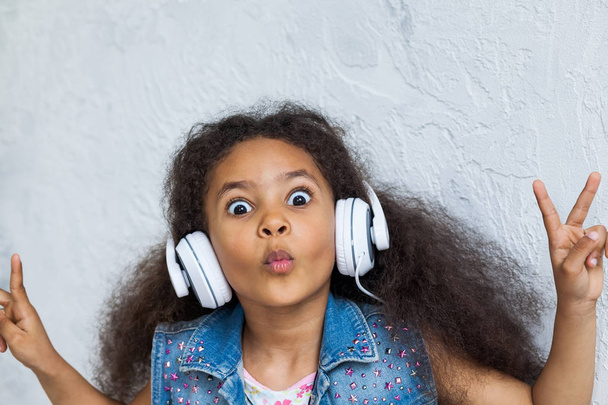 Ładna dziewczyna afro, w domu, słuchanie muzyki - Zdjęcie, obraz