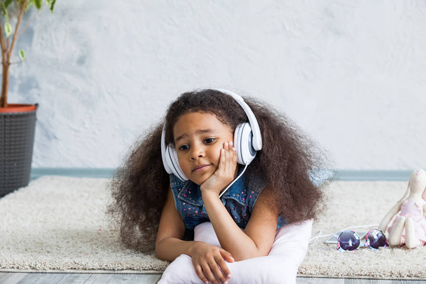 Carino afro ragazza a casa ascoltando musica
 - Foto, immagini