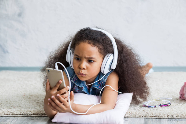 Linda chica afro en casa escuchando música
 - Foto, Imagen