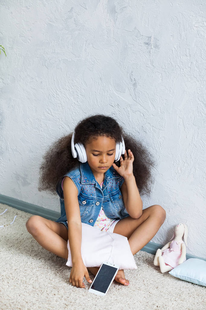 Cute afro girl at home listening to  music - Φωτογραφία, εικόνα