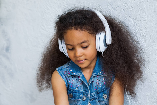 Χαριτωμένο κορίτσι Αφρο στο σπίτι, ακούγοντας μουσική - Φωτογραφία, εικόνα
