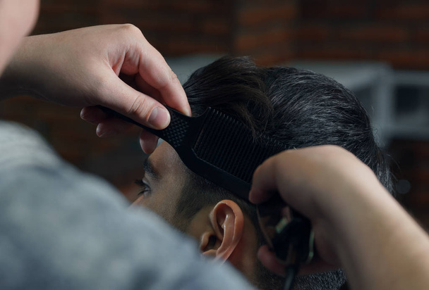 homem de terno recebendo corte de cabelo na barbearia
 - Foto, Imagem