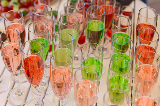 çok fazla açık büfe masada renkli içecekler - Fotoğraf, Görsel