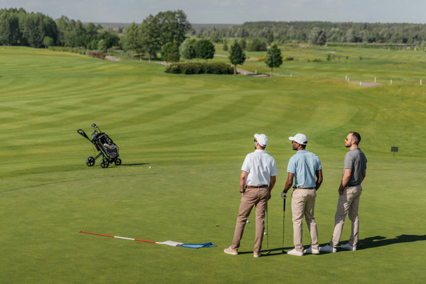 Profispieler stehen auf dem Golfplatz - Foto, Bild