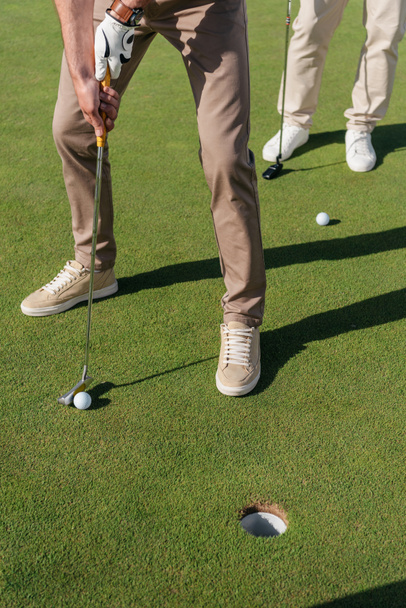 hráči golfu, příprava na výstřel - Fotografie, Obrázek