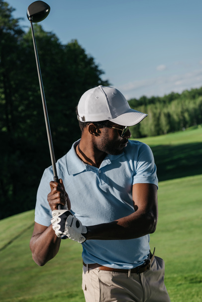 Hombre jugando al golf
 - Foto, Imagen