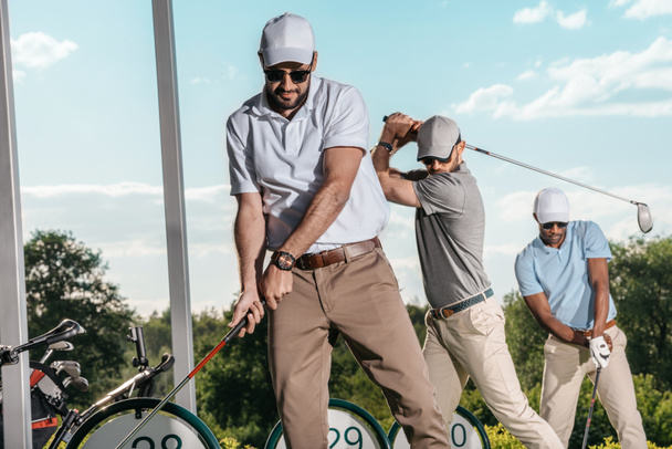 Golfisti che giocano a golf
 - Foto, immagini